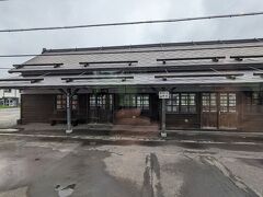 屋根はリフォームされてましたが趣のあるレトロ木造駅舎の天塩中川駅。