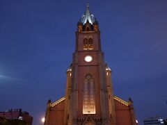 　夜のソウルの街を散策してみます。明洞聖堂。韓国は何気にキリスト教徒が半分強くらいで、仏教徒よりも多かったりします。