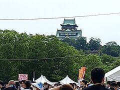 遠くに大阪城の天守閣が見えます。