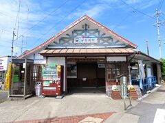 広見線の終着、御嵩駅です。名古屋を走る鉄道の駅とは思えない駅舎。無人駅ですが、観光案内所が入っています。