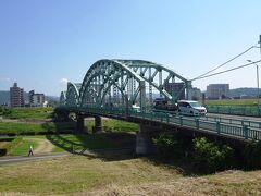 東武の駅前に流れる渡良瀬川、駅すぐそばにかかる中橋。
古い感じのする三連アーチ橋。架け替え工事が始まっている。架橋したのは昭和11年。架橋してから来年で90年。
