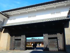 その後、隣接する金沢城跡も立ち寄りました。立派な門構えです。