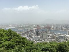 福岡空港から向かったのは北九州市の高塔山展望台。プラモデルの若戸大橋をセメダインでベタベタにしながら作ったという夫の小学生の頃の思い出。その若戸大橋が見られると夫は大喜び。

あー、残念。今日は晴天だというのに、黄砂の影響で霞んでいる。赤い橋と青い空のコントラストが見たかった。