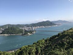 関門海峡を渡って下関の火の山展望台へ来た。眼下に関門橋、壇ノ浦、巌流島を見ることができる。素晴らしい眺めだ。
天気予報の通り、黄砂の影響は午前中までだった。