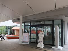 小田急線の駅手前にあるロマンスカーミュージアムに到着しました