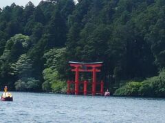 船から見える「平和の鳥居」
昭和27年にサンフランシスコ平和条約締結を記念して建てられた
と初めて知りました
