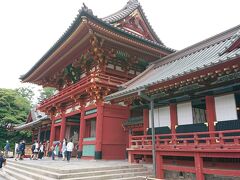 境内の長い階段を上り、鶴岡八幡宮本殿を通ります。