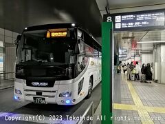 横浜駅東口

バスの倉敷行きに乗車します。
車両は千葉みらい観光バス運行の日野セレガ ハイデッカ リミテッドエディションです。


横浜駅東口：https://www.seneikotsu.co.jp/ride566
千栄交通：https://www.seneikotsu.co.jp
千栄交通：https://ja.wikipedia.org/wiki/%E5%8D%83%E6%A0%84%E4%BA%A4%E9%80%9A
千葉みらい観光バス：https://www.chibamirai.com
千葉みらい観光バス：https://ja.wikipedia.org/wiki/%E5%8D%83%E8%91%89%E3%81%BF%E3%82%89%E3%81%84%E8%A6%B3%E5%85%89%E3%83%90%E3%82%B9
日野セレガ：https://ja.wikipedia.org/wiki/%E6%97%A5%E9%87%8E%E3%83%BB%E3%82%BB%E3%83%AC%E3%82%AC#2RG-RU1E%E7%B3%BB/2TG-RU1A%E7%B3%BB/2KG-RU2A%E7%B3%BB/2DG-RU2A%E7%B3%BB%EF%BC%88%E7%8F%BE%E8%A1%8C%E5%9E%8B%E5%BC%8F%EF%BC%89
ハイデッカ リミテッドエディション：https://www.hino.co.jp/selega/lineup/index.html#:~:text=%E3%83%8F%E3%82%A4%E3%83%87%E3%83%83%E3%82%AB%20%E3%83%AA%E3%83%9F%E3%83%86%E3%83%83%E3%83%89%E3%82%A8%E3%83%87%E3%82%A3%E3%82%B7%E3%83%A7%E3%83%B3