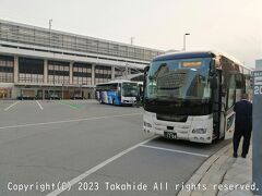 姫路駅南口

定刻に到着。
京都や大阪を経由せず、横浜の次が姫路なので結構速いです。


姫路駅南口：https://www.seneikotsu.co.jp/ride998