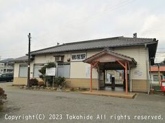 鶴居駅

姫路→溝口/溝口→鶴居と区間を分けた乗車券だったため自動改札が通れず、改札口コールシステムのインターホンでオペレータを呼び出してカメラで乗車券確認後に改札を開いてもらいました。
溝口で分割したのはその方が安くなるためです。
JR西日本の駅ではその駅発の乗車券しか原則販売しないので、任意の駅発の乗車券が購入できるJR東日本で事前に購入しておきました。


鶴居駅：https://www.jr-odekake.net/eki/top?id=0630205
溝口駅：https://www.jr-odekake.net/eki/top?id=0630202
溝口駅：https://ja.wikipedia.org/wiki/%E6%BA%9D%E5%8F%A3%E9%A7%85
改札口 コールシステム：https://www.jr-odekake.net/railroad/callsystem/kaisatsu.html