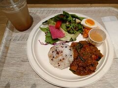 お昼を食べようとちょっとぶらぶらして、野菜がたっぷり食べられる「GGG CAFÉ」で、ほうれん草と豆のキーマカレープレートに高知県産黄金生姜のジンジャーエールを付けました。
8割方席は埋まっていましたがそれほど待たずに提供されました。