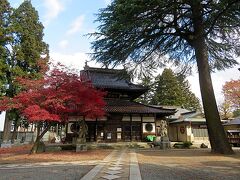 大慈清水から少し歩いて大慈寺にやってきた。風変わりな山門をくぐり境内に入る。紅葉が綺麗だ。