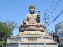 王子駅北口から石神井川に沿って15分ほどの寿徳寺の寺域に、高さ7.7ｍの谷津大観音が建っています。初めて訪れる人はその大きさにびっくりするようで、カメラに収める姿がしばしば見られます。