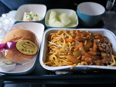 機内食です。
個人モニターで数独して遊んでたり寝たりで、シンガポールに向かいます。

その③へ続く