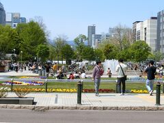 腹ごなしに、札幌市内を散策。

「大通公園」：イベントの準備や多くの方がベンチや芝生等で寛いでいた。