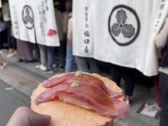 レトロミュージアムを出て町歩きを再開です。ずっと食べてみたかった飛騨牛握り寿しを食べてみました！ちょっと奮発してプレミアムなやつにしました。うん、美味しい！口の中でとろけます。