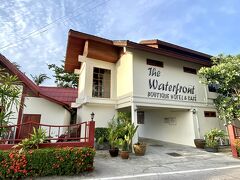 前日にメールで6:30集合と連絡があり6:35にお迎えシャトルがホテルに到着

スマホのバウチャーを確認されることもなく名前とナンユアン島ツアーだけ口頭で確認されました

車中からは、親が運転するバイクにボーイスカウト、ガールスカウトの制服を着た子供の姿をめちゃ見かけました

まさか学校には着ていかないだろうし、祝日だったのかな ? 謎でした