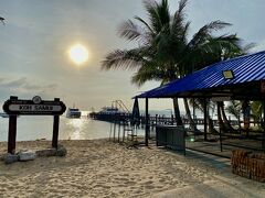 途中2つのホテルでさらにピックアップ

サムイ島北部のメナム港には7:05到着

ドライバーからチケット売場への案内などはなく

1番カウンターに行けとだけ言われました