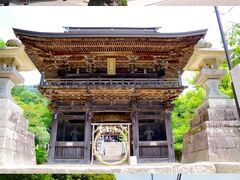 ケーブルカーを宮脇駅で降り、少し降ったところにある筑波山神社[https://www.tsukubasanjinja.jp/]にお参りします。
立派な拝殿です。
逆になってしまいましたが、お参りして楼門を潜って神橋の横を歩きお参りを終えます。
お守りは葵の紋。徳川家の庇護を受けていたことがよくわかります。
楼門も神橋も古そう。（江戸時代に建造されたもののようです。）
趣もあり、良いお参りができました。