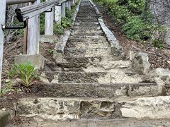 一番奥にある見晴台へ行くには、この階段と、ゆったりした坂道とがあり、雨で怖かったので坂道を選びました。