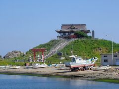 朝食を終えてから蕪嶋神社へ向かいます。
遠いところからミャアミャアと鳴き声が聞こえてきます。