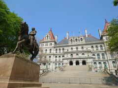 チェックアウト後、観光ポイントを巡ってみました。

「New York State Capital」
ニューヨーク州の会議事堂。5人の建築家が32年の年月を費やし1899年に完成。まるでお城のような堂々たる外観です。内部を見て回れるツアーがあるとの情報もあったのですが、閉鎖されていて中を見ることはできませんでした。