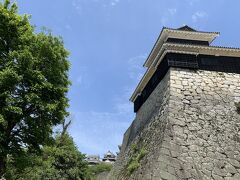 し：なかなか立派ですね。現存天守閣で貴重です。