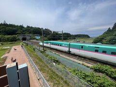 鉄道ネタばかりですが、見るものがこれしかないというかですね…笑
青函トンネルに入りゆく新幹線のシーンです。タイミングよくきてくれましたが、見にくる方々は事前に時間を確認しておく方がよさそうです！