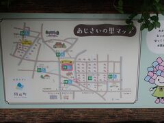 「あじさいの里」とは言いますが､公園みたいに整備されているわけではなく､田んぼの畦道に紫陽花が続いています
このあじさいの里には5000株のあじさいが植えられているそうです

このようにあじさいの里マップがところどころにありますが､周りを見ると田んぼなので､目印となるものもあまりなく地図を見てもあまりよくわかりません
どうも方向がよくわからないと思ったら､地図は実際とは違う方向を向いているものもあったような