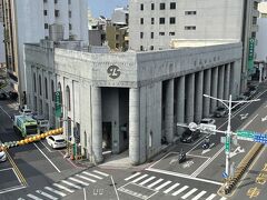 カフェからは日本勧業銀行台南支店だった重厚な建物を一望できました。