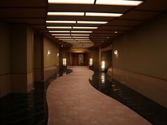 では、明るいうちに散策しましょう

福一は歴史ある旅館、万葉館と千寿館二つの棟が渡り廊下でつながっています

宴会場がずらりと並び、カラオケバーもあったりして
昭和の香りが強いですね～