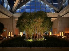 東京・西新宿『Park Hyatt Tokyo』41F【The Peak Lounge】

『パーク ハイアット 東京』の【ピーク ラウンジ】の写真。

夜になるとこのようにしっとりとした雰囲気に変わります。
以前はもっと賑やかだった記憶が・・・。
それは【ピーク バー】か。