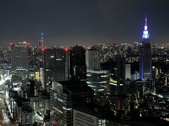 『パーク ハイアット 東京』の【ピーク バー】からの夜景（東側）
の写真。

新宿駅（南口）方面になります。

写真右のニューヨークの『エンパイア・ステート・ビルディング』風の
ビルが『NTTドコモ代々木ビル』で、ライトアップしています☆彡
写真奥は『新宿御苑』、東京スカイツリー。