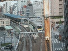 　両国駅の上を、歩むような速さで通過。ここで降ろしてもらえたら、宿泊先の浅草橋は目と鼻の先なんだけど…
