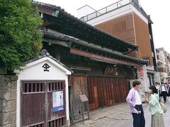 三河屋本店。ここも昭和2年の建物で、鎌倉市の景観重要建築物です。