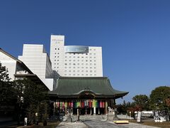 途中に佐佳枝廼社（さかえのやしろ）。
徳川家康と福井藩祖で家康の次男にあたる松平秀康、幕末の藩主で名君とされる松平春嶽の三人を主祭神として祀っている。