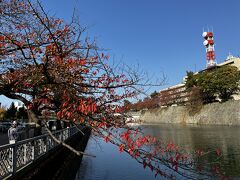 福井城のお濠沿いに駅に向かう。