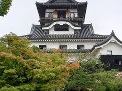 さて、お城の営業時間に合わせて9時前にチェックアウトし、ホテルに荷物を預け、犬山城観光へ。
日本最古の現存する天守閣へ向かいます。