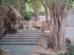 長江公園はセントラルというビジネスマンが行き交うビルの谷間にある都会のオアシス的公園。