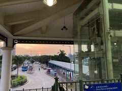 ホントはフェリーでチムサーチョイに渡ってから夕陽を見たかったのですが
思ったよりも観覧車の待機列に人がいて
沈んでしまいました。