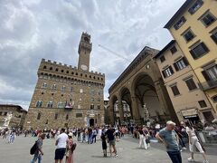 シニョーリア広場(シニョリーア広場 / Piazza della Signoria)は、古代ローマ時代からフィレンツェの中心となる広場でした。
シニョリーアの名称は、中世フィレンツェの政治体制に由来しています。シニョリーアは、イタリアで男性への呼びかけに使う「シニョーレ」の派生語です。シニョーレが「紳士」「主人」を意味するように、王族でなく僭主が統治した政治体制を「シニョリーア」と呼びました。
フィレンツェと言えばルネッサンス
世界史でメディチ家の台頭とか言うフレーズが何故かお気に入りで私もメディチ家に一員になりたいと思ったり・笑