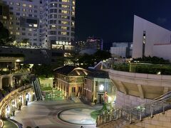 奥の真ん中に見えるのは
旧九龍消防局と寄宿舎。
消防局は１９２０年、寄宿舎は１９２２年に建築され
１９７１年まで使用されました。
現在は上海灘というブティックと溥儀というめがね店が入っています。