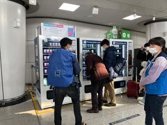 再度シャトルバスに揺られ、仁川国際空港に戻ります。ここから鉄道で市内へ。快速線と各駅停車がある模様です。日本で言うSuicaをこのような自販機で購入し、使います。日本だと券売機で発売してるので不思議な感じですね。
快速線は少しお高いこともあり、各駅停車を利用。カジノで負けたやつにはお似合いの移動です。