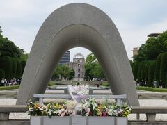 平和記念公園・・・世界の恒久平和を願う場所

広島市の中心部にある広大な公園で　世界の恒久平和を願って爆心地に近いこの場所に建設

園内には　世界遺産に登録されている原爆ドームや原爆投下当時の広島の様子を展示した広島平和記念資料館　原爆死没者慰霊碑　国立広島原爆死没者追悼平和祈念館　広島国際会議場などがあります

訪れた日には　大規模な地元イベントが開催され　令和の平和祈る場所であること　感じることができました