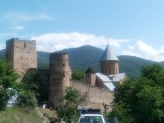 湖畔に立つアナヌリ教会