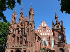 聖アンナ教会と鐘楼の背後から顔を出しているのは
「ベルナルディン教会」 (Bernardinų bažnyčia)
