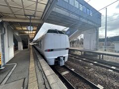 和倉温泉駅に到着！本来であれば、1本前ののと鉄道の普通列車に乗車し、和倉温泉に朝風呂を浴びる予定でしたが、飛行機の延着等もあり、むなしく断念。駅前の薬局にて食料を確保し、金沢駅までの特急 能登かがり火に乗車します。
18切符期間外も、移動費を安く済ませるために北陸地方のJR・第3セクター線を乗れる1日乗車券を発券しました！※事前予約が必要だったかと思うので、ご注意ください。