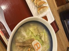 晩御飯は小松駅からまもなく、8番ラーメンです。
寒かったので、非常に沁みます…
まともにご当地のもの食べました～
この後、快活まで15分ほど。翌日は始発から動きます。