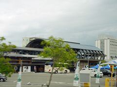 ここからは「高知県立牧野植物園」に向かうのですが、バスのドライバーさんとガイドさんが遠回りしてJR高知駅の前を通ってくれました。愛媛県に住んでいるガイドさんは「四国4県の中で一番小さいのが愛媛駅です。」と仰っていましたが、確かに規模が全く違います。