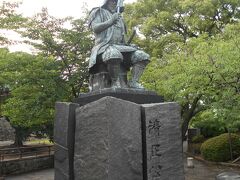 熊本城を1607年に築いた戦国時代の名将加藤清正の銅像を
お参りします。
私たちの年代の人間には加藤清正は「虎退治」のお話で有名です。
錦絵などでは槍で倒したことになっていますが実際は火縄銃で倒した
そうです。

当時の虎退治についての説明がありましたので掲載いたします。

「戦国日誌[3分でわかる！！]加藤清正の虎退治は本当なのか？」
より転載
長生きをしたいと考え秀吉は、
長寿には「虎の脳ミソ」が効くと知ります。
ちょうどその頃大名たちは朝鮮に出陣しており、
朝鮮には虎がたくさん生息していました。
これを好機と考えた秀吉は大名たちに虎狩りを行わせたと
いいます。
秀吉の虎狩り命令により、加藤清正だけでなく、
黒田長政、島津義弘も虎狩りをおこない、
秀吉に虎の肉や皮を送ったといいます。
秀吉は虎の肉を食しましたが、効果はなく、
結局61歳で亡くなってしまいました。